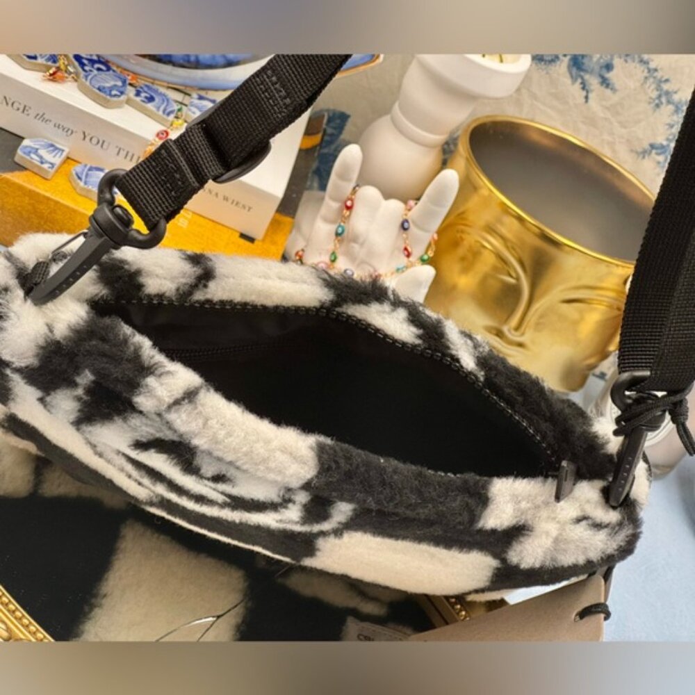 🆕 CARHARDTT WIP 🧿 NWT PLAINS Strap Bag, Joyride Jacquard, Black White Sherpa - Picture 8 of 11